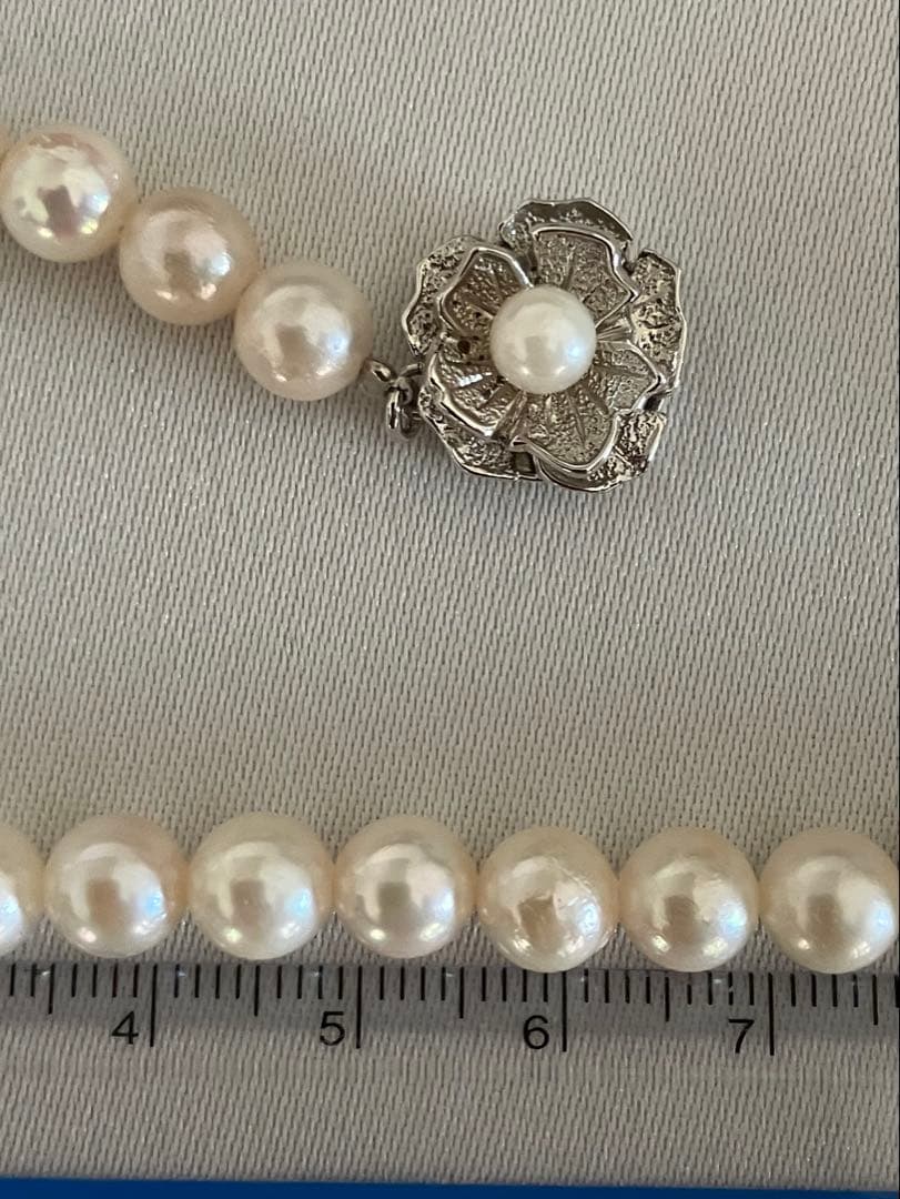 Akoya pearl necklace with white pearls featuring a subtle pinkish tone, 42 cm length, and 6.8 mm pearls