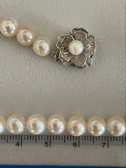 Akoya pearl necklace with white pearls featuring a subtle pinkish tone, 42 cm length, and 6.8 mm pearls