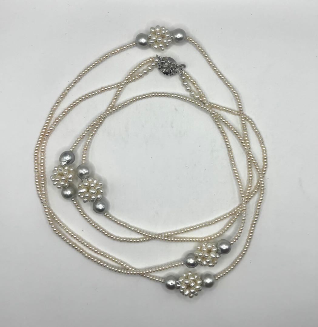 Long 140cm necklace with gray Akoya baroque pearls, baby freshwater pearls, Keshi pearls, and silver clasp