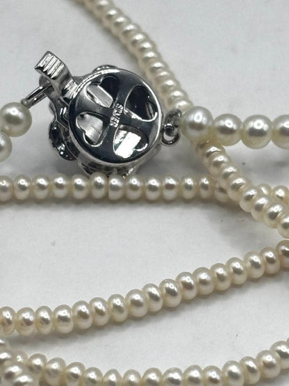 Long 140cm necklace with gray Akoya baroque pearls, baby freshwater pearls, Keshi pearls, and silver clasp