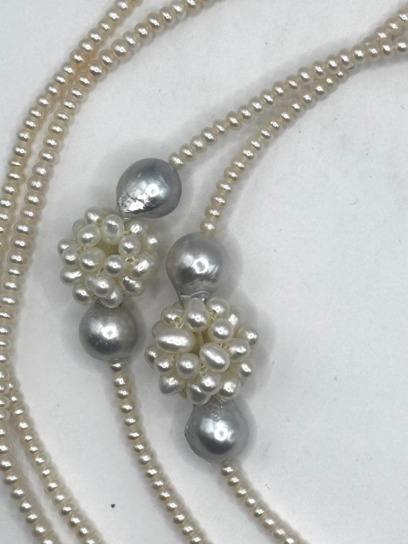 Long 140cm necklace with gray Akoya baroque pearls, baby freshwater pearls, Keshi pearls, and silver clasp