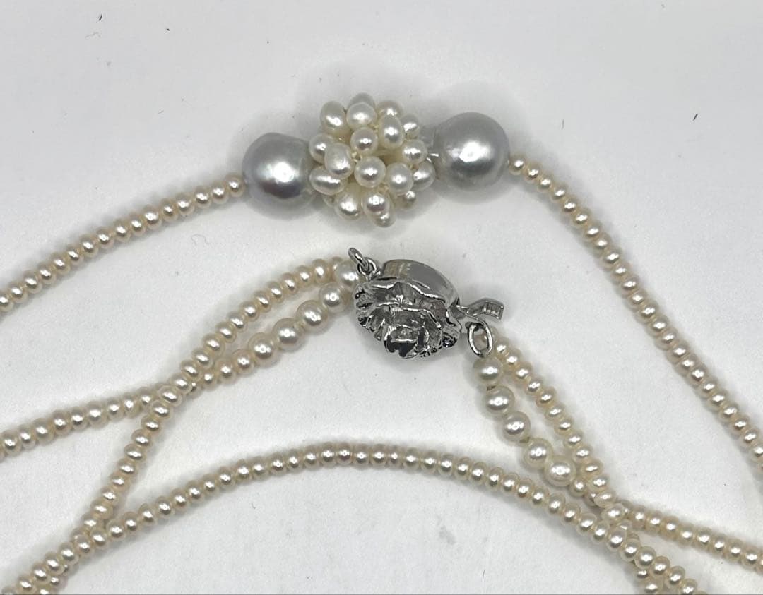 Long 140cm necklace with gray Akoya baroque pearls, baby freshwater pearls, Keshi pearls, and silver clasp
