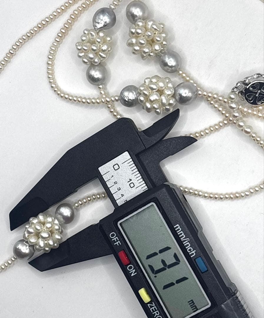 Long 140cm necklace with gray Akoya baroque pearls, baby freshwater pearls, Keshi pearls, and silver clasp