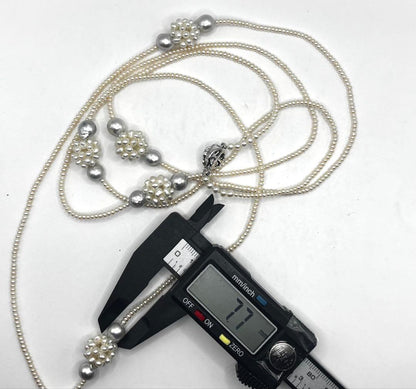 Long 140cm necklace with gray Akoya baroque pearls, baby freshwater pearls, Keshi pearls, and silver clasp
