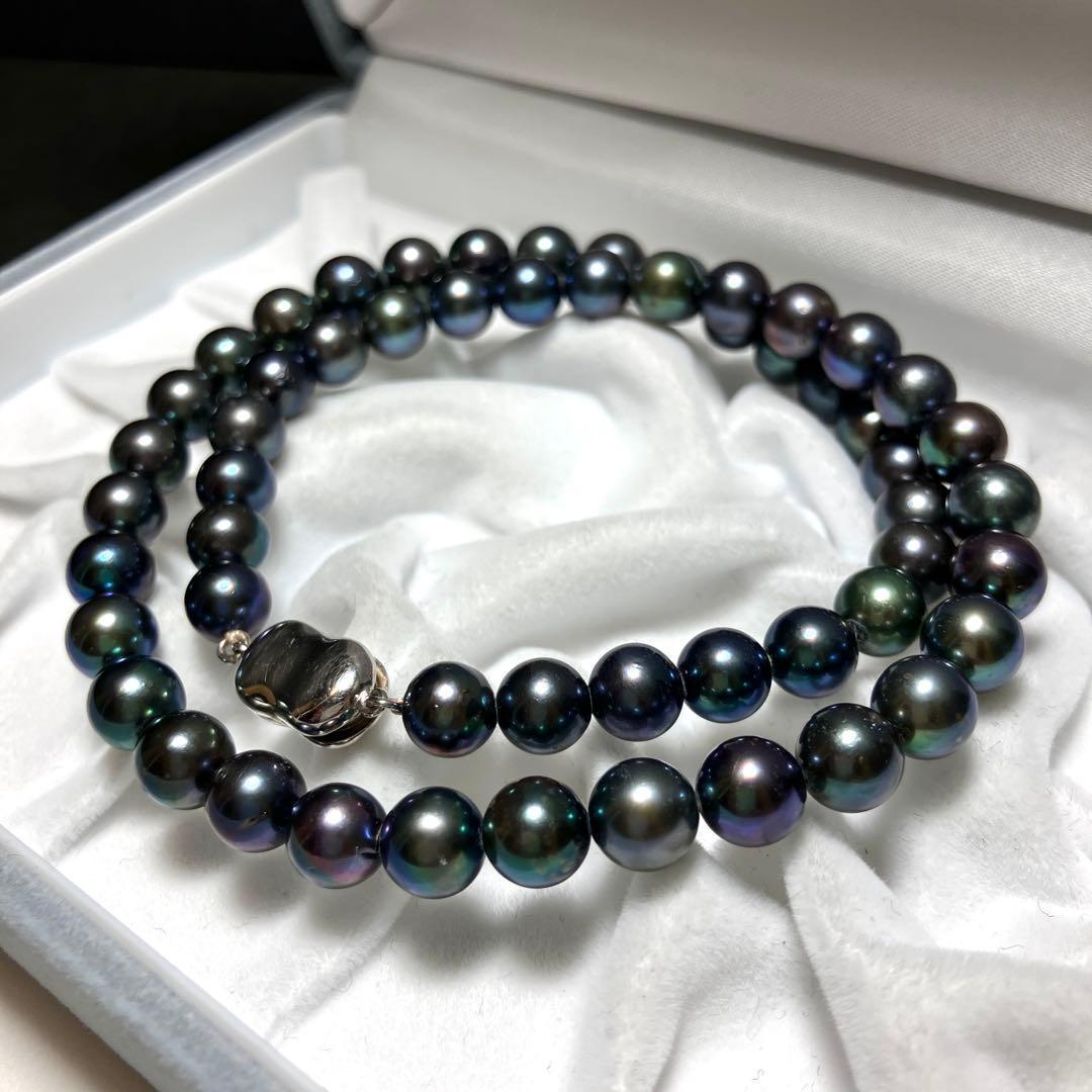 Akoya pearl necklace with 6.9-7.4mm navy round pearls and silver clasp, 42cm length