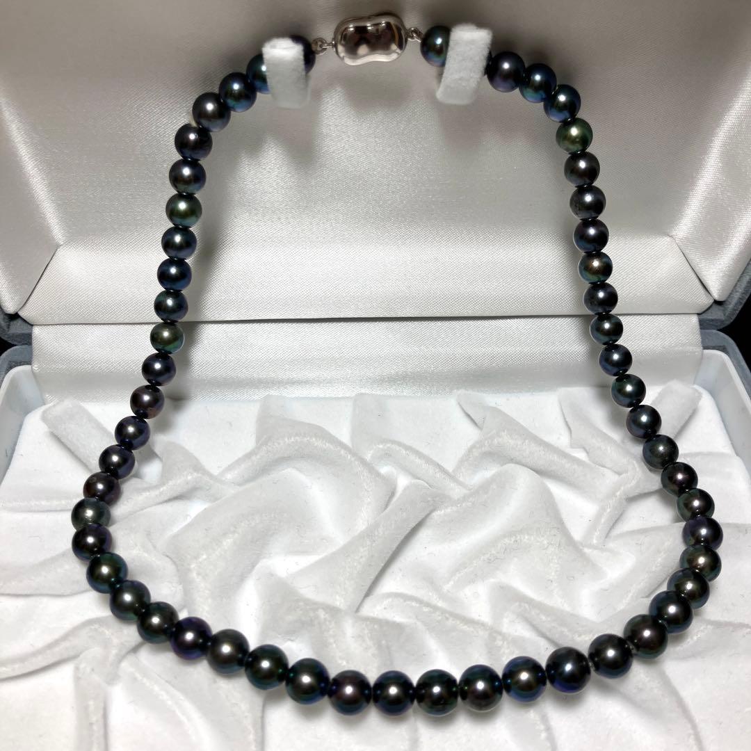 Akoya pearl necklace with 6.9-7.4mm navy round pearls and silver clasp, 42cm length
