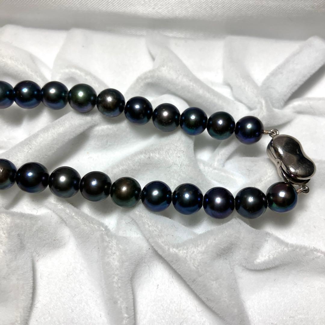 Akoya pearl necklace with 6.9-7.4mm navy round pearls and silver clasp, 42cm length