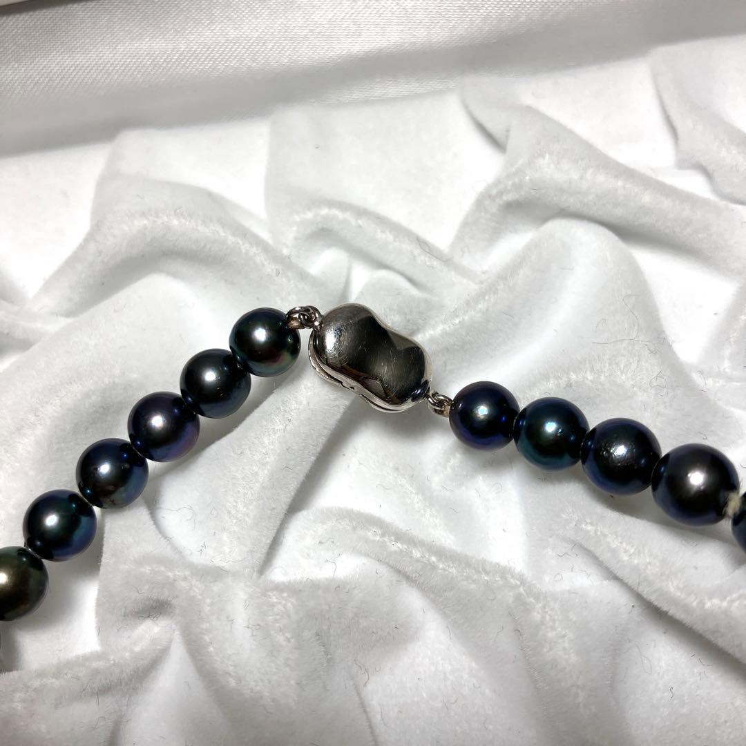 Akoya pearl necklace with 6.9-7.4mm navy round pearls and silver clasp, 42cm length