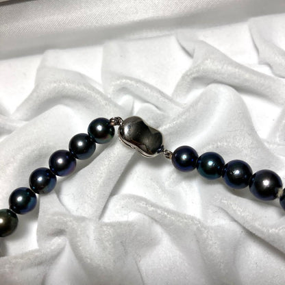 Akoya pearl necklace with 6.9-7.4mm navy round pearls and silver clasp, 42cm length