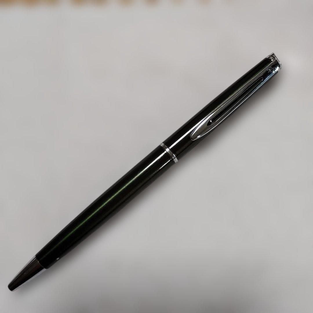 Waterman Metropolitan ballpoint pen in dark green metal with double loop clip and two additional refills
