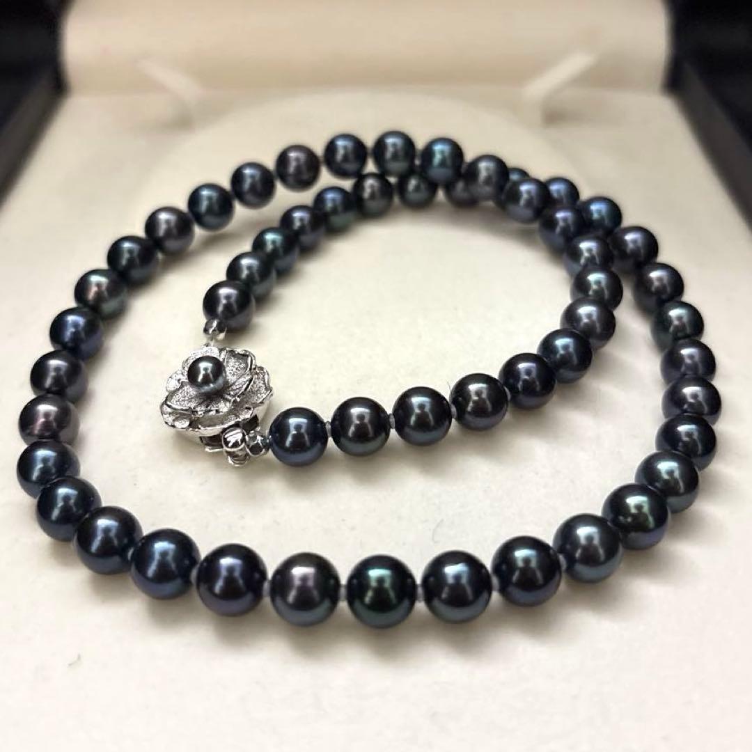 Large Akoya pearl necklace with peacock shine, pearls sized 7.5-8mm, 45cm length