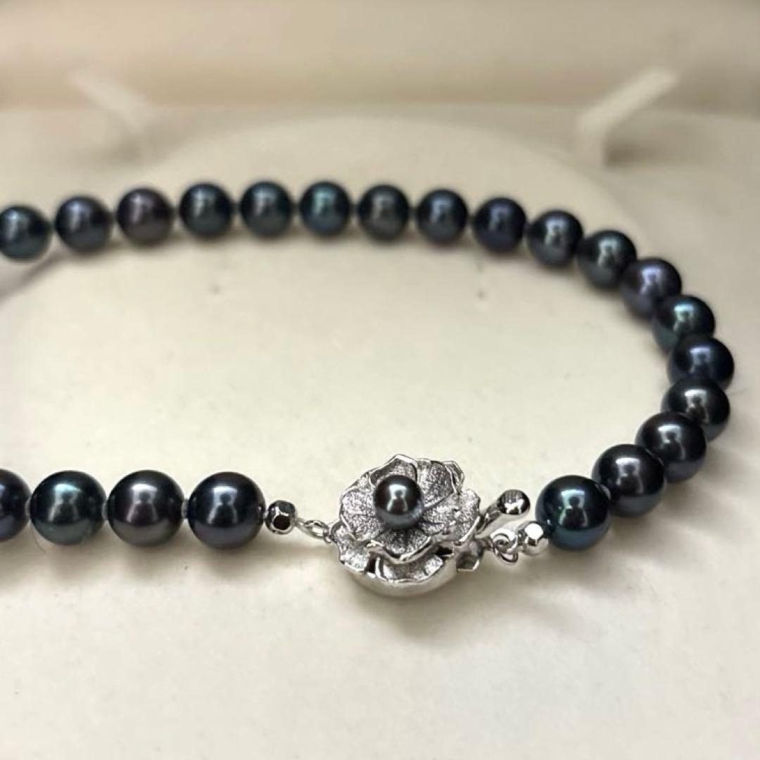 Large Akoya pearl necklace with peacock shine, pearls sized 7.5-8mm, 45cm length