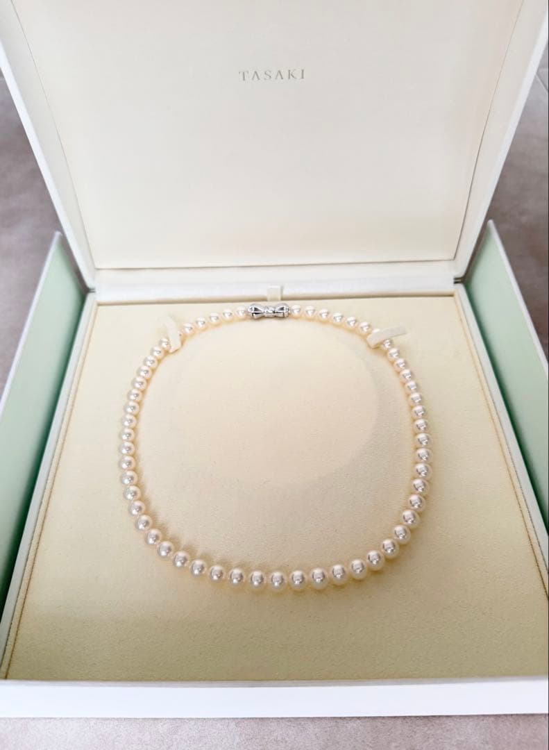 TASAKI Akoya Pearl Necklace 42cm with 7.5mm white pearls laid flat