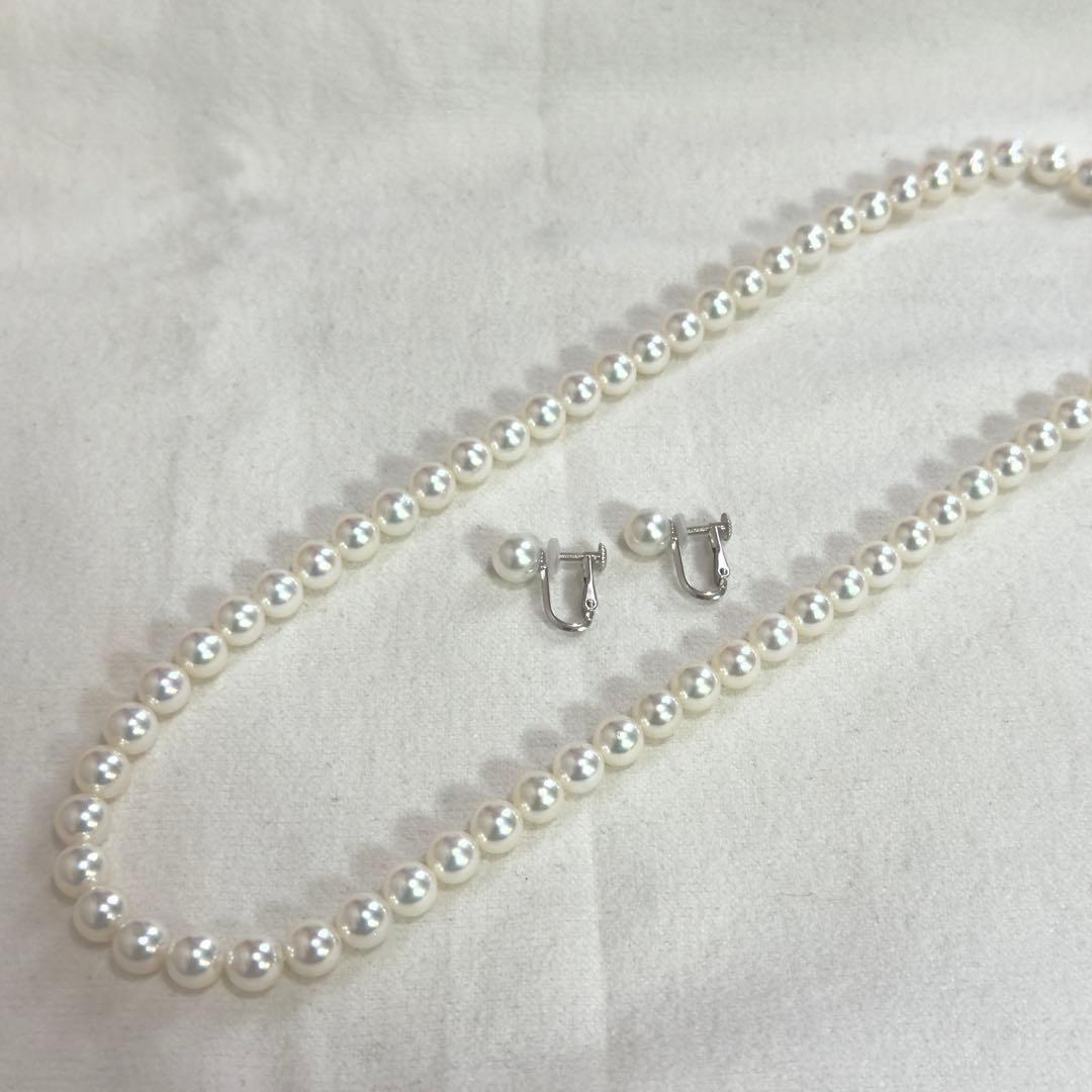 Akoya pearl necklace and matching earrings with white pearls and silver 925 necklace clasp and 14K white gold screw-back earrings