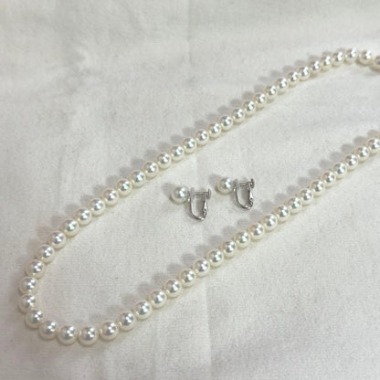 Akoya pearl necklace and matching earrings with white pearls and silver 925 necklace clasp and 14K white gold screw-back earrings