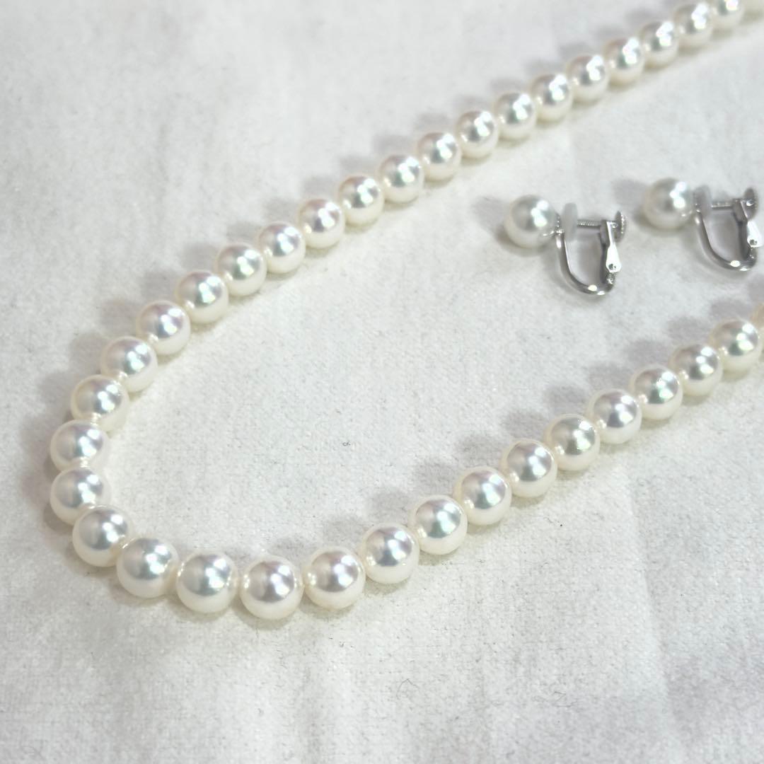 Akoya pearl necklace and matching earrings with white pearls and silver 925 necklace clasp and 14K white gold screw-back earrings