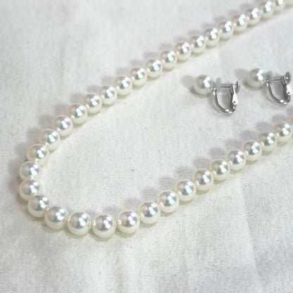 Akoya pearl necklace and matching earrings with white pearls and silver 925 necklace clasp and 14K white gold screw-back earrings
