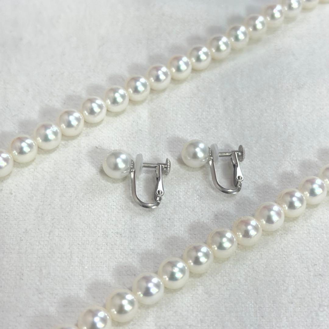 Akoya pearl necklace and matching earrings with white pearls and silver 925 necklace clasp and 14K white gold screw-back earrings
