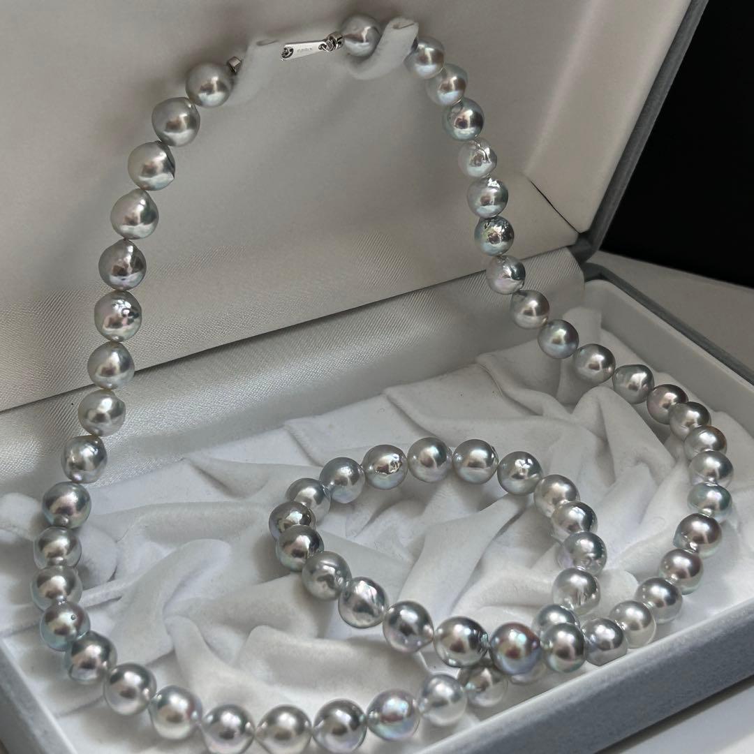18K gold long necklace with 9mm Akoya blue pearls, 63cm length, weighing 59 grams