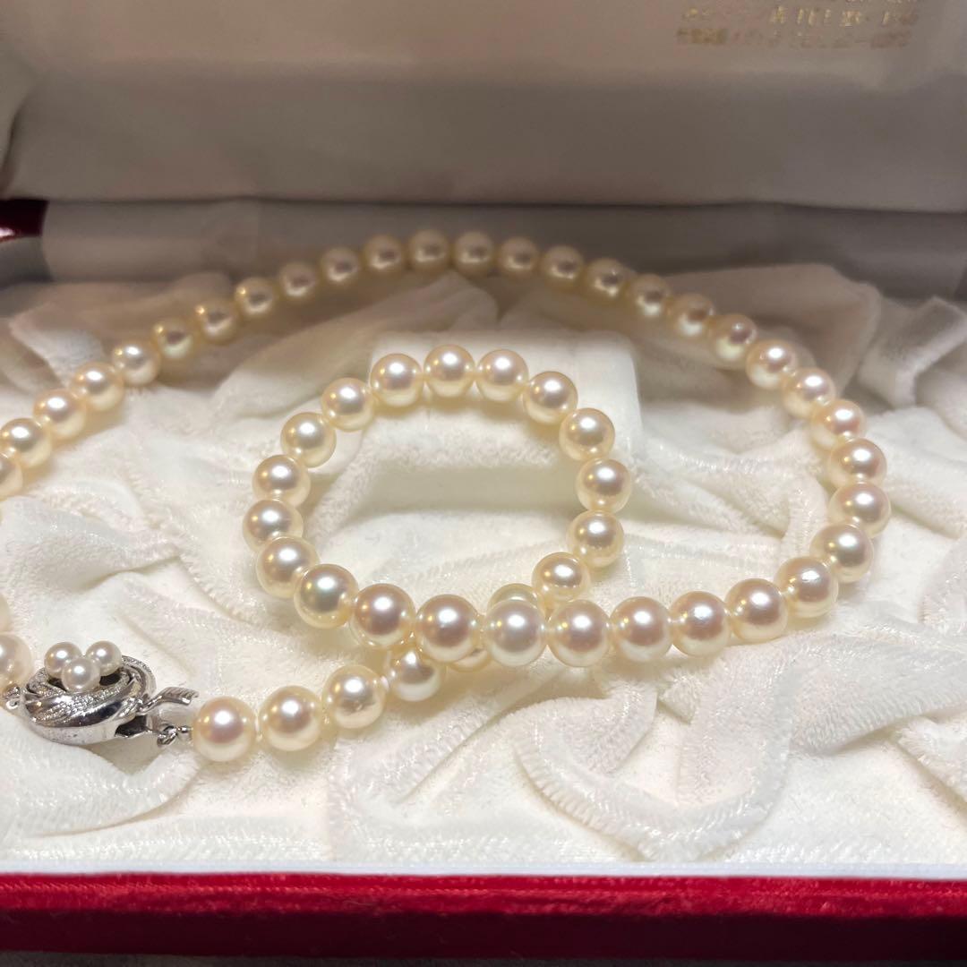 Elegant Akoya Pearl Necklace with 7mm pearls on a 43cm silver chain and silver clasp with 3 baby pearls
