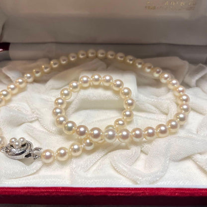 Elegant Akoya Pearl Necklace with 7mm pearls on a 43cm silver chain and silver clasp with 3 baby pearls