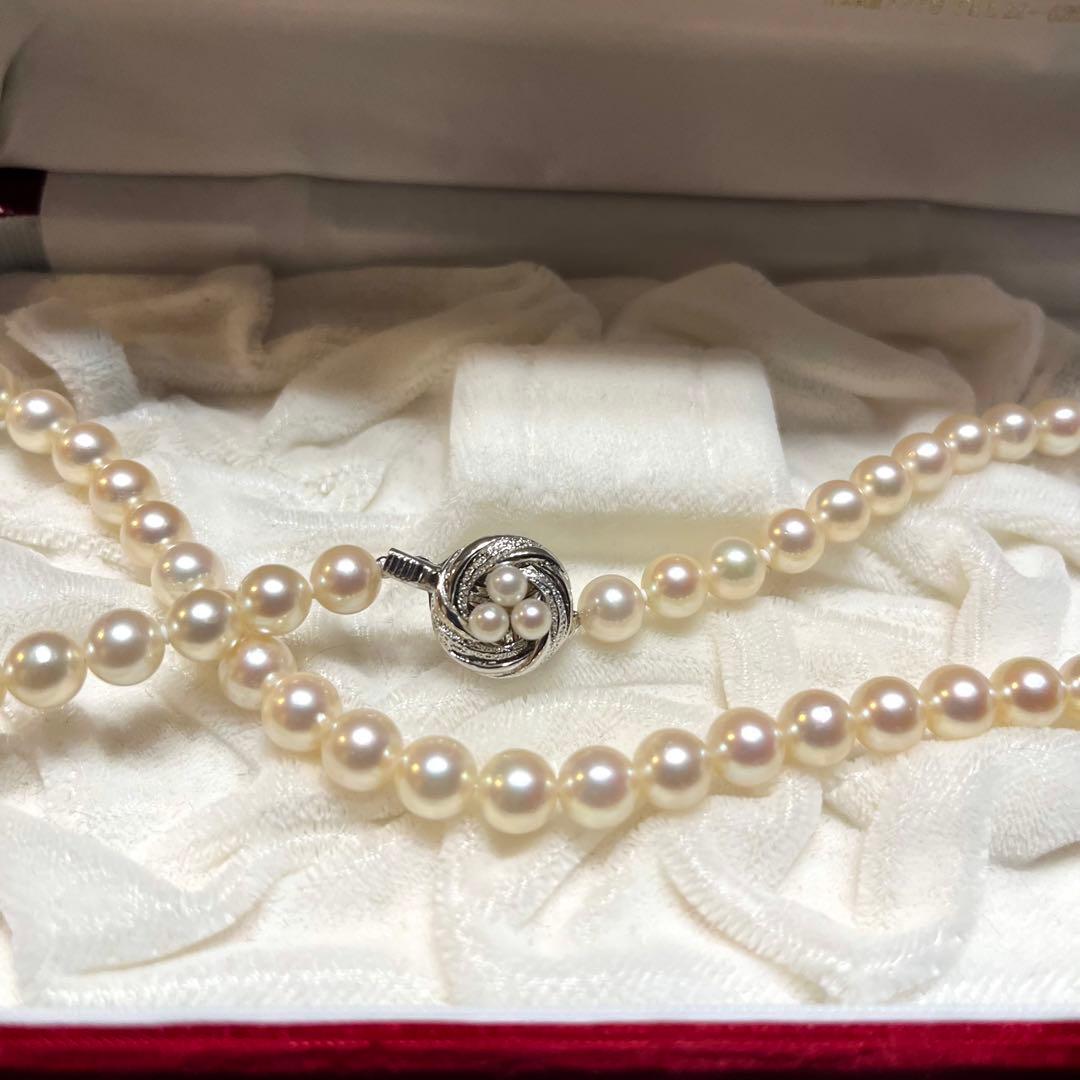 Elegant Akoya Pearl Necklace with 7mm pearls on a 43cm silver chain and silver clasp with 3 baby pearls