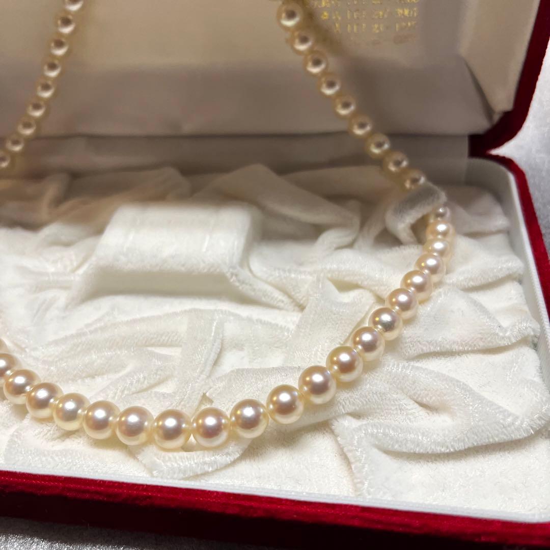 Elegant Akoya Pearl Necklace with 7mm pearls on a 43cm silver chain and silver clasp with 3 baby pearls