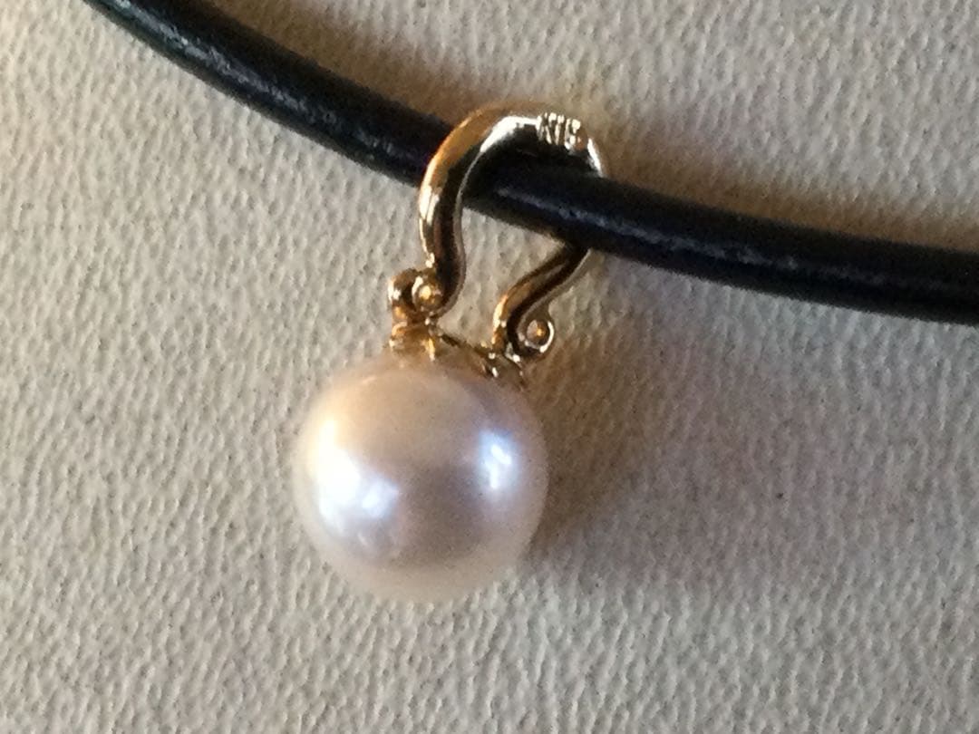 New K18 flower pearl pendant necklace with 8mm pendant on 42cm domestic cowhide cord and silver clasp