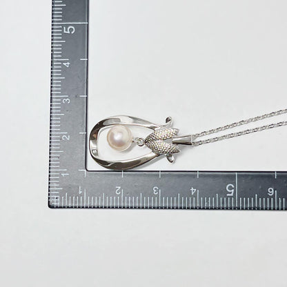 MIKIMOTO pearl necklace pendant in silver with 40.5 cm chain on white background
