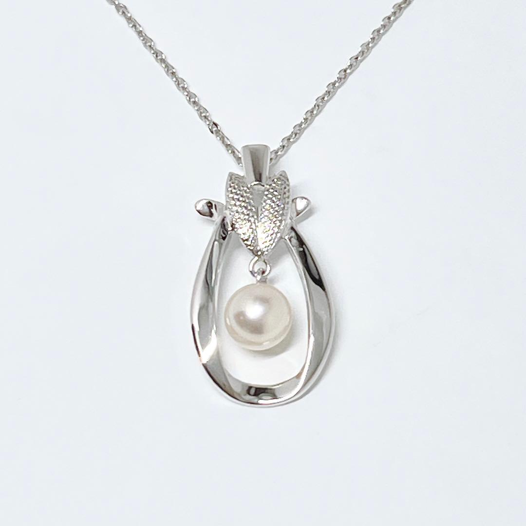 MIKIMOTO pearl necklace pendant in silver with 40.5 cm chain on white background