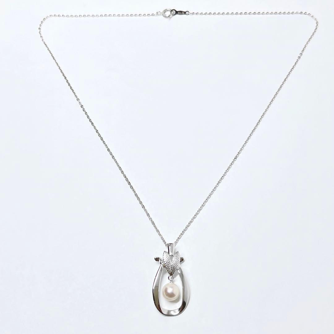 MIKIMOTO pearl necklace pendant in silver with 40.5 cm chain on white background