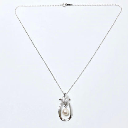 MIKIMOTO pearl necklace pendant in silver with 40.5 cm chain on white background