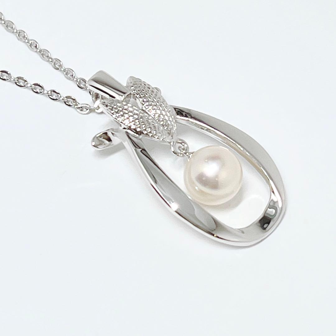 MIKIMOTO pearl necklace pendant in silver with 40.5 cm chain on white background
