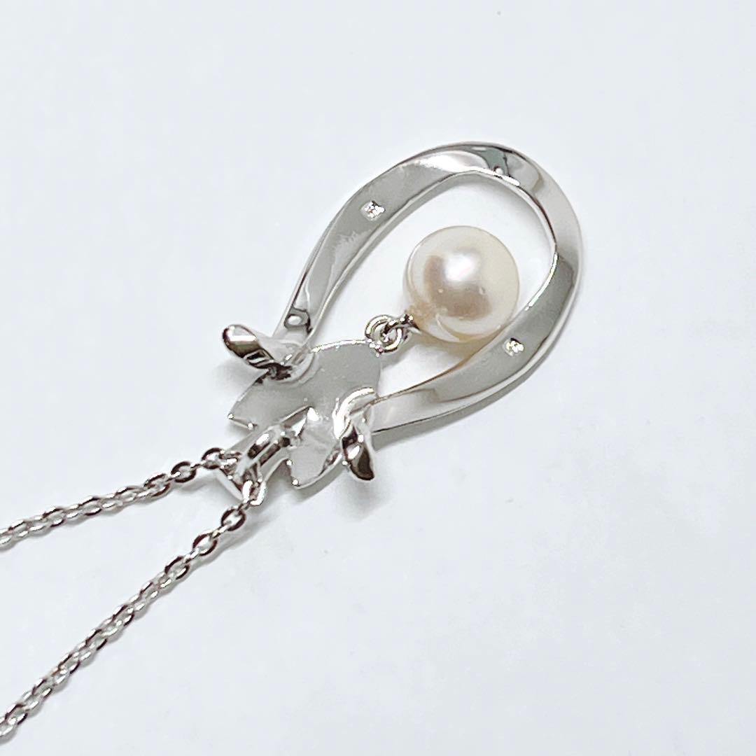 MIKIMOTO pearl necklace pendant in silver with 40.5 cm chain on white background
