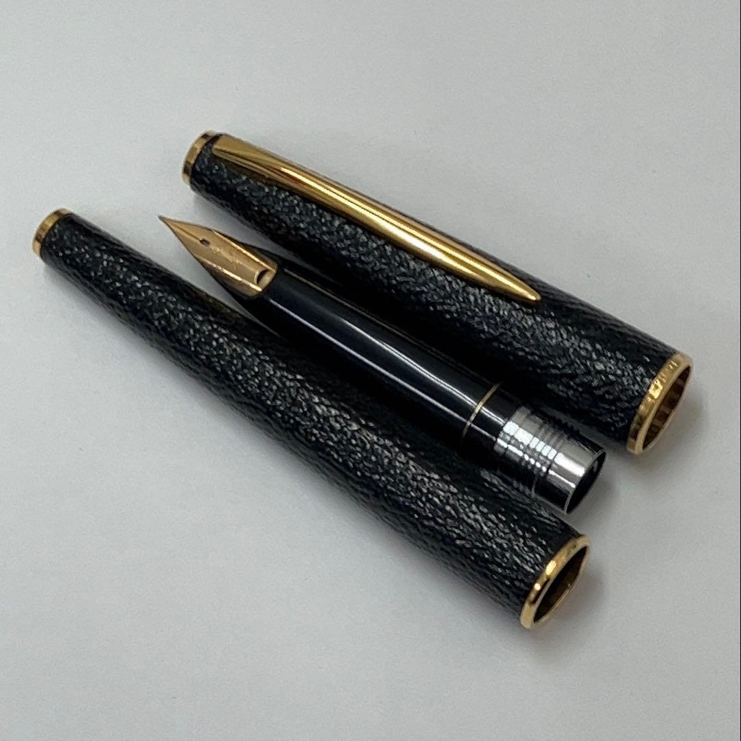 Pilot fountain pen with leather wrap and fine K14 nib, near unused condition, 13.2 cm length