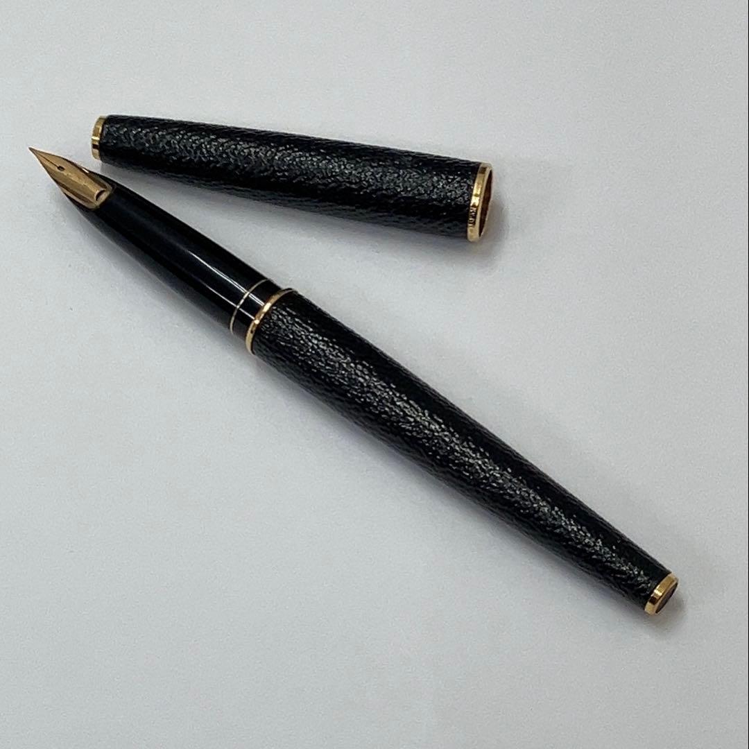 Pilot fountain pen with leather wrap and fine K14 nib, near unused condition, 13.2 cm length