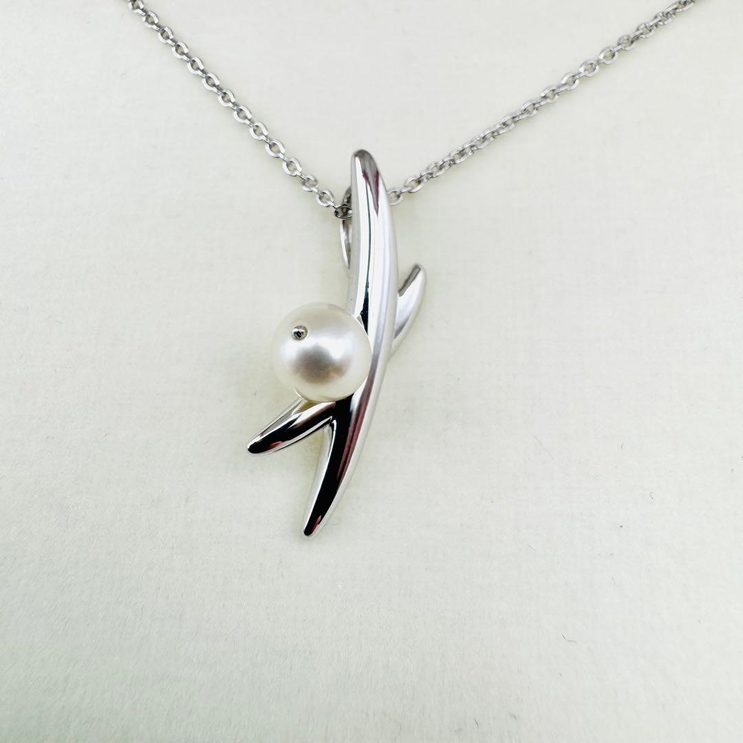 TASAKI Pearl Pendant Necklace in silver with white pearl on a 40cm chain displayed with box