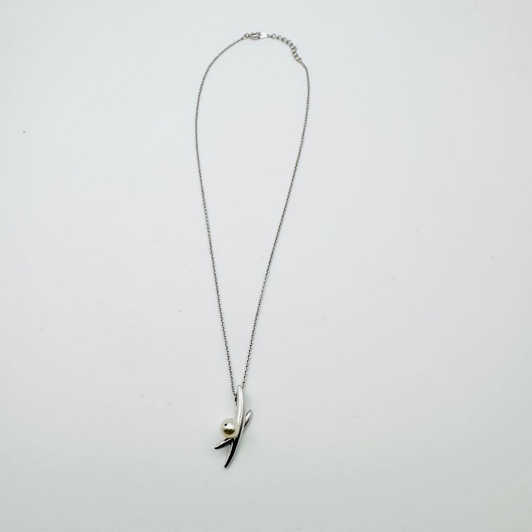 TASAKI Pearl Pendant Necklace in silver with white pearl on a 40cm chain displayed with box