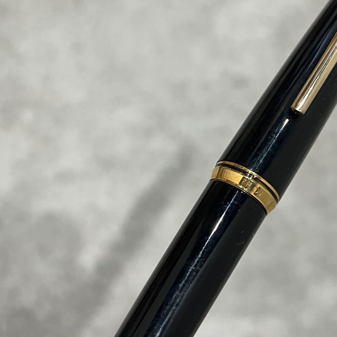 Pilot 18K nib fountain pen model H276 with fine gold nib and black body featuring gold-colored fittings and cap style design