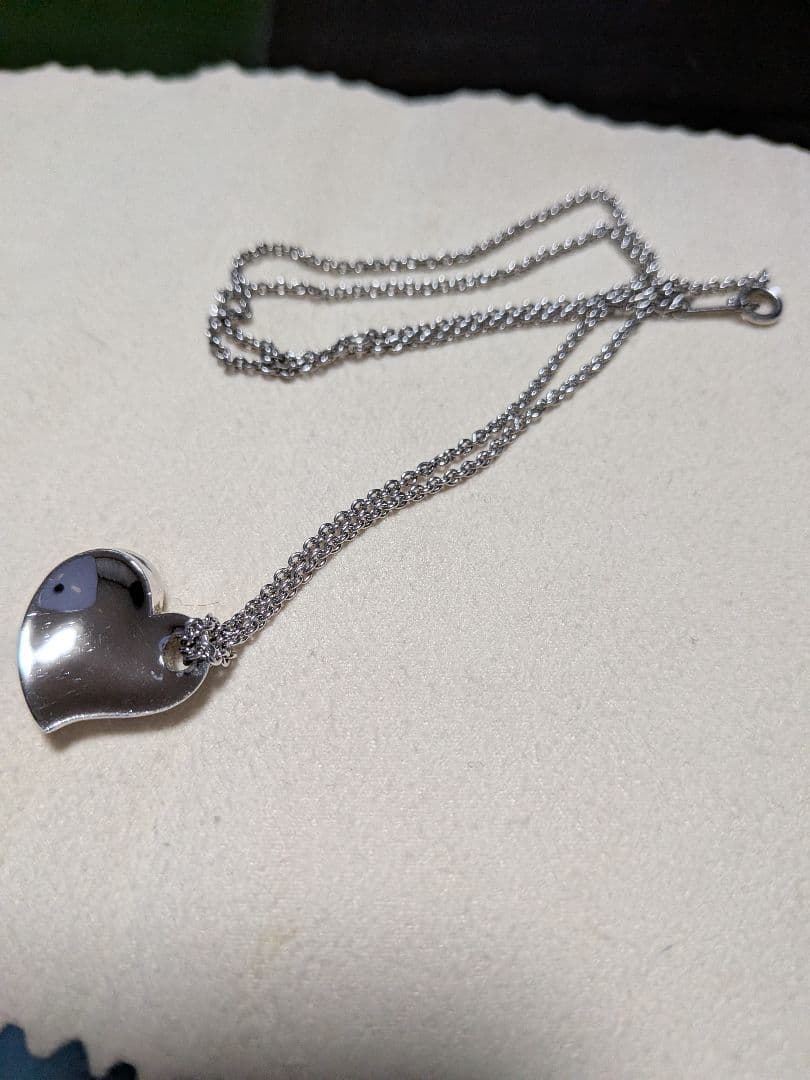 MIKIMOTO heart-shaped silver pendant necklace with 45 cm chain on white background