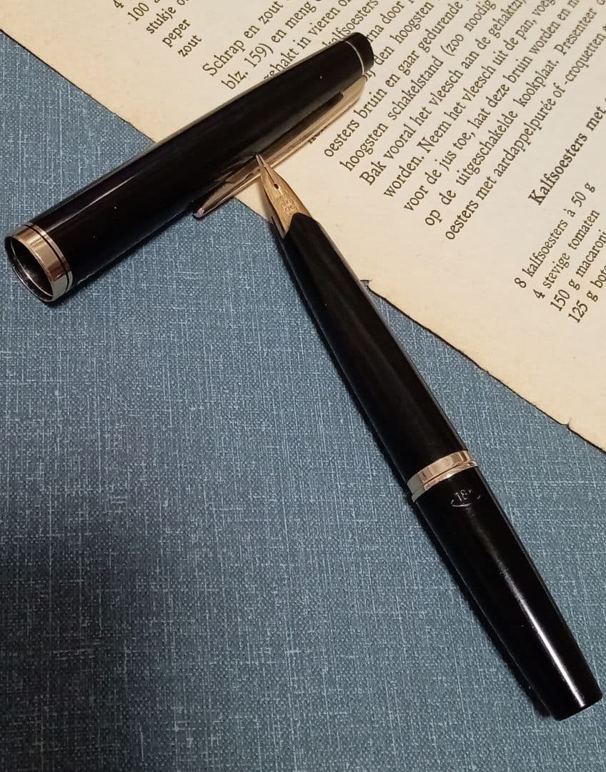 Pilot Elite 18K fountain pen short model H1273 with 18K750 tip and 11.9cm length