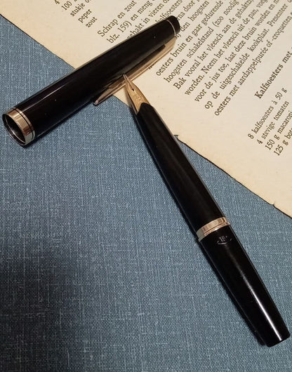 Pilot Elite 18K fountain pen short model H1273 with 18K750 tip and 11.9cm length