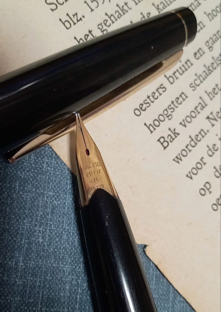 Pilot Elite 18K fountain pen short model H1273 with 18K750 tip and 11.9cm length