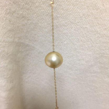 Jewelry Tsutsumi South Sea white butterfly pearl necklace with 12.5mm pearls on a white background