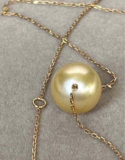 Jewelry Tsutsumi South Sea white butterfly pearl necklace with 12.5mm pearls on a white background