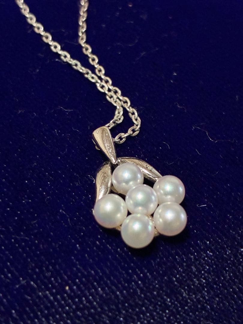 MIKIMOTO Baby Pearl Necklace featuring 6 pearls and a flower-arrange pendant on a 40cm chain