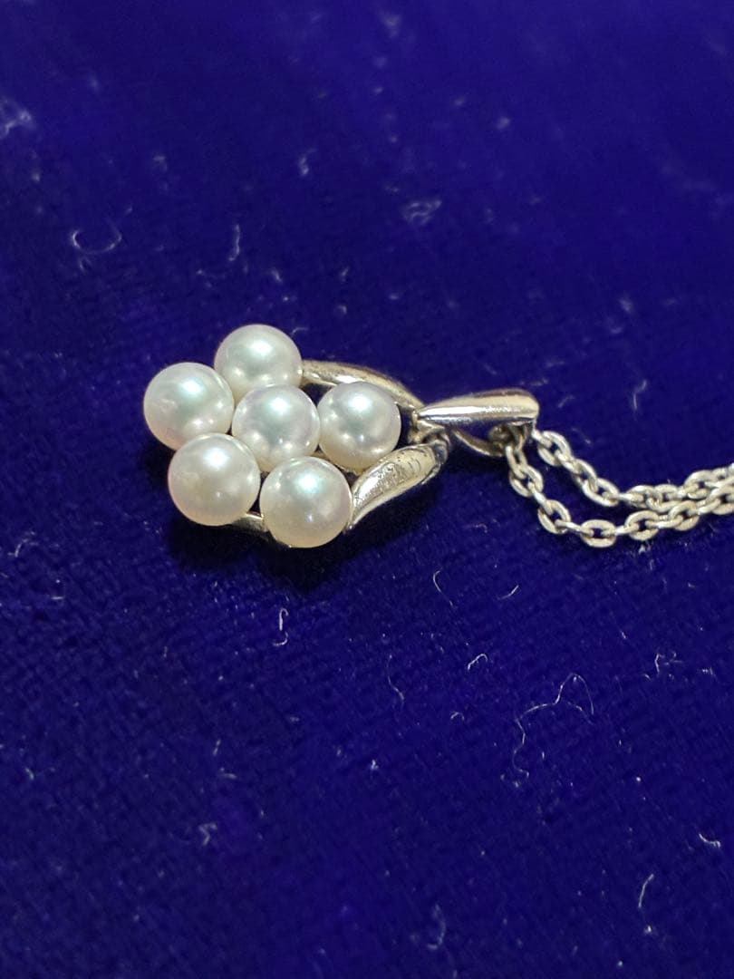 MIKIMOTO Baby Pearl Necklace featuring 6 pearls and a flower-arrange pendant on a 40cm chain