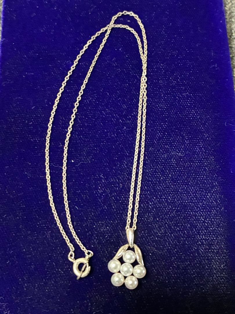 MIKIMOTO Baby Pearl Necklace featuring 6 pearls and a flower-arrange pendant on a 40cm chain