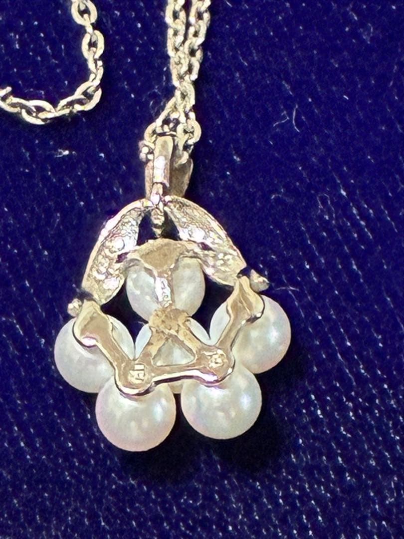 MIKIMOTO Baby Pearl Necklace featuring 6 pearls and a flower-arrange pendant on a 40cm chain