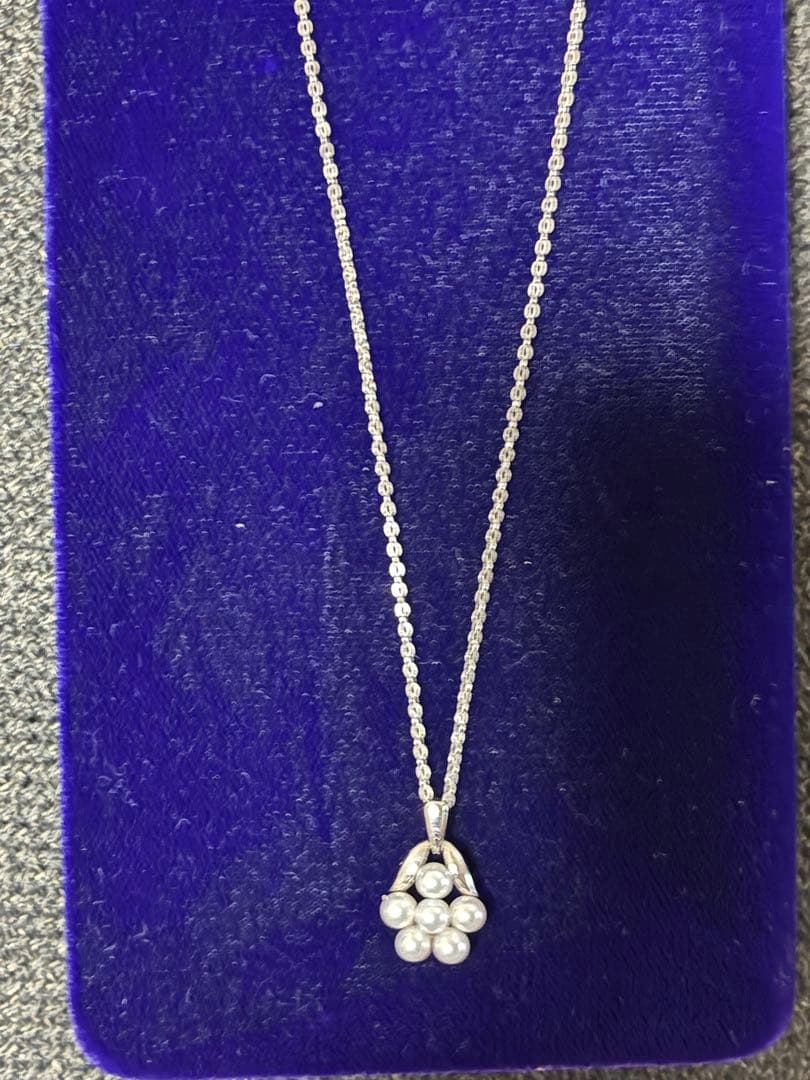 MIKIMOTO Baby Pearl Necklace featuring 6 pearls and a flower-arrange pendant on a 40cm chain